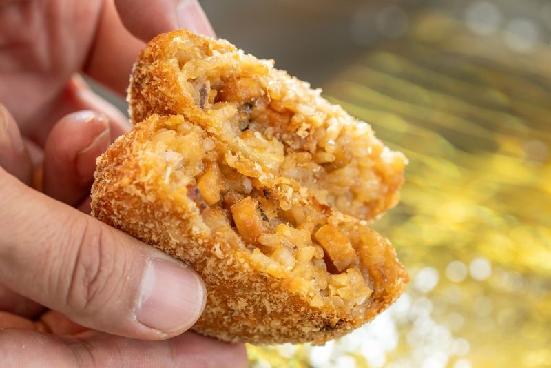 あなコロを割った断面。甘ダレのご飯と刻んだあなご